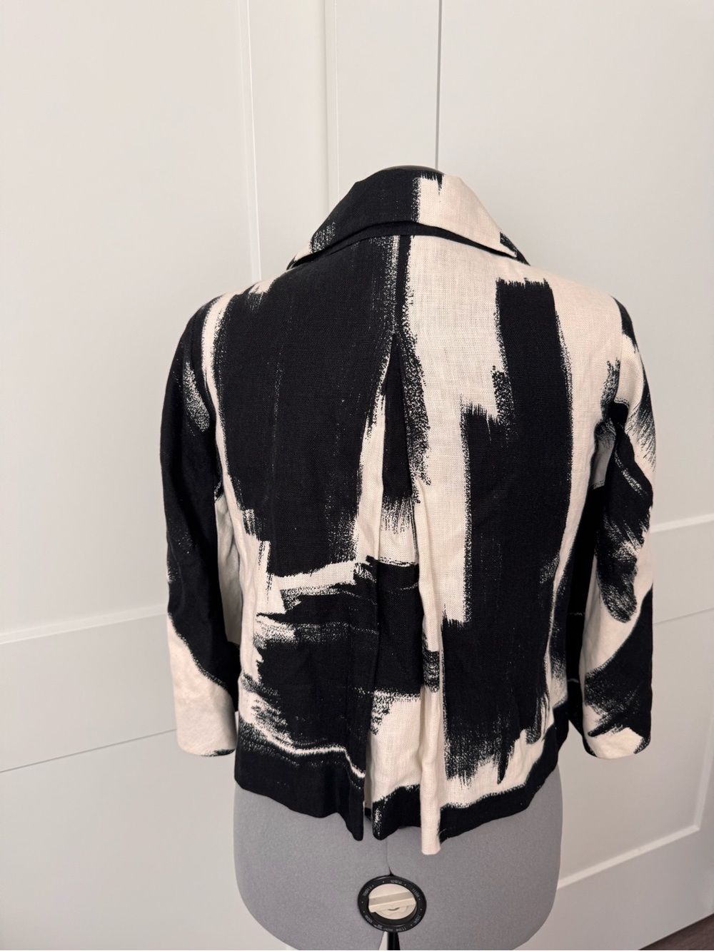 MaxMara Black and White Brushstroke Cropped Blazer - Picture 3 of 11